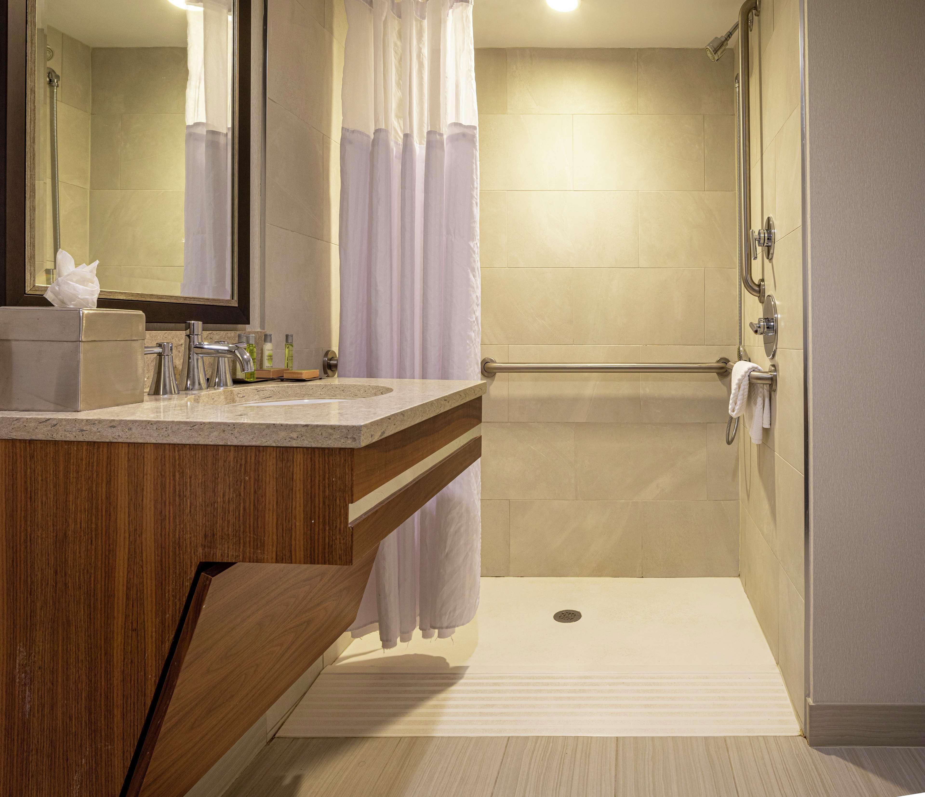 Doubletree By Hilton Pittsburgh-Green Tree Crafton Exterior photo