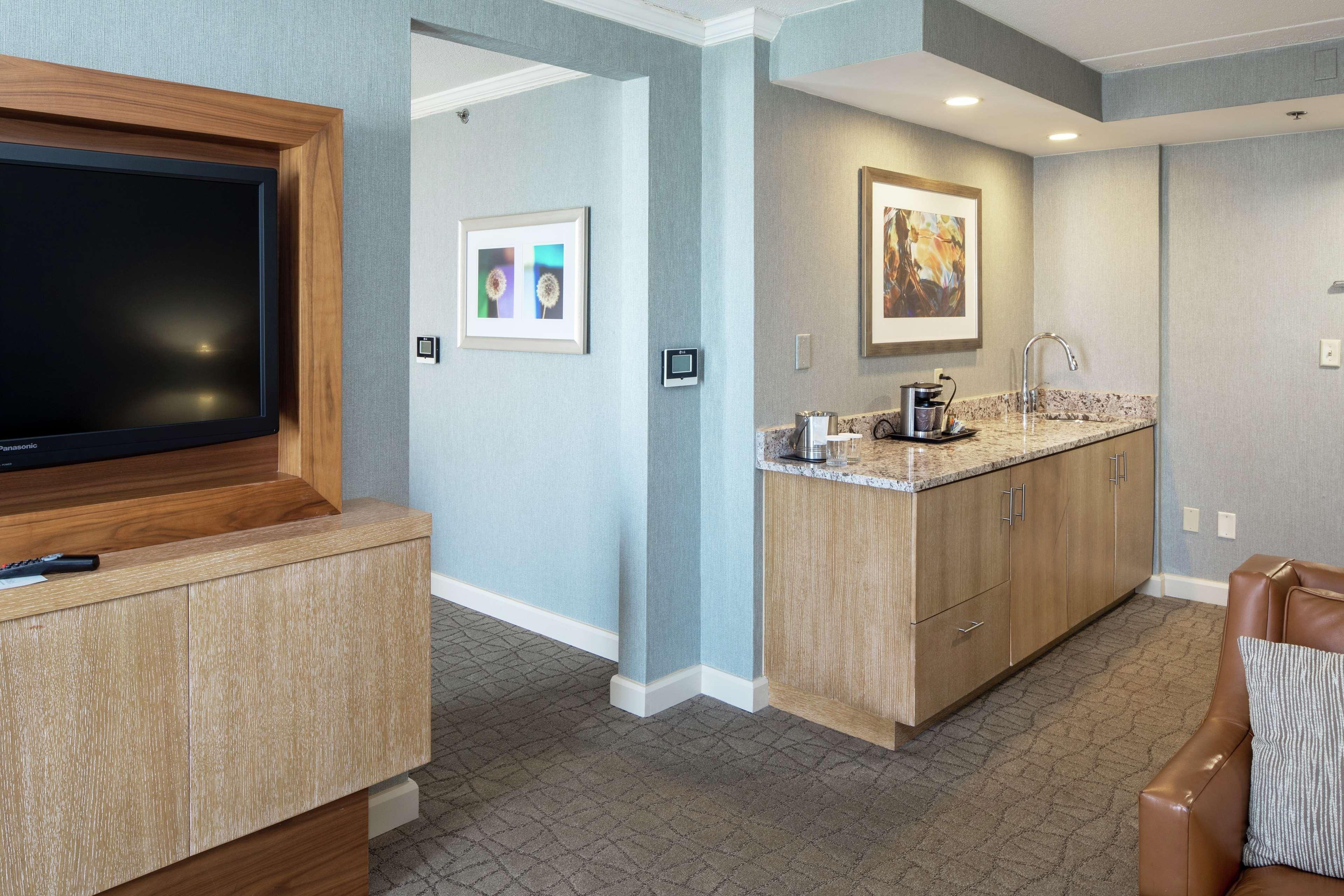 Doubletree By Hilton Pittsburgh-Green Tree Crafton Exterior photo
