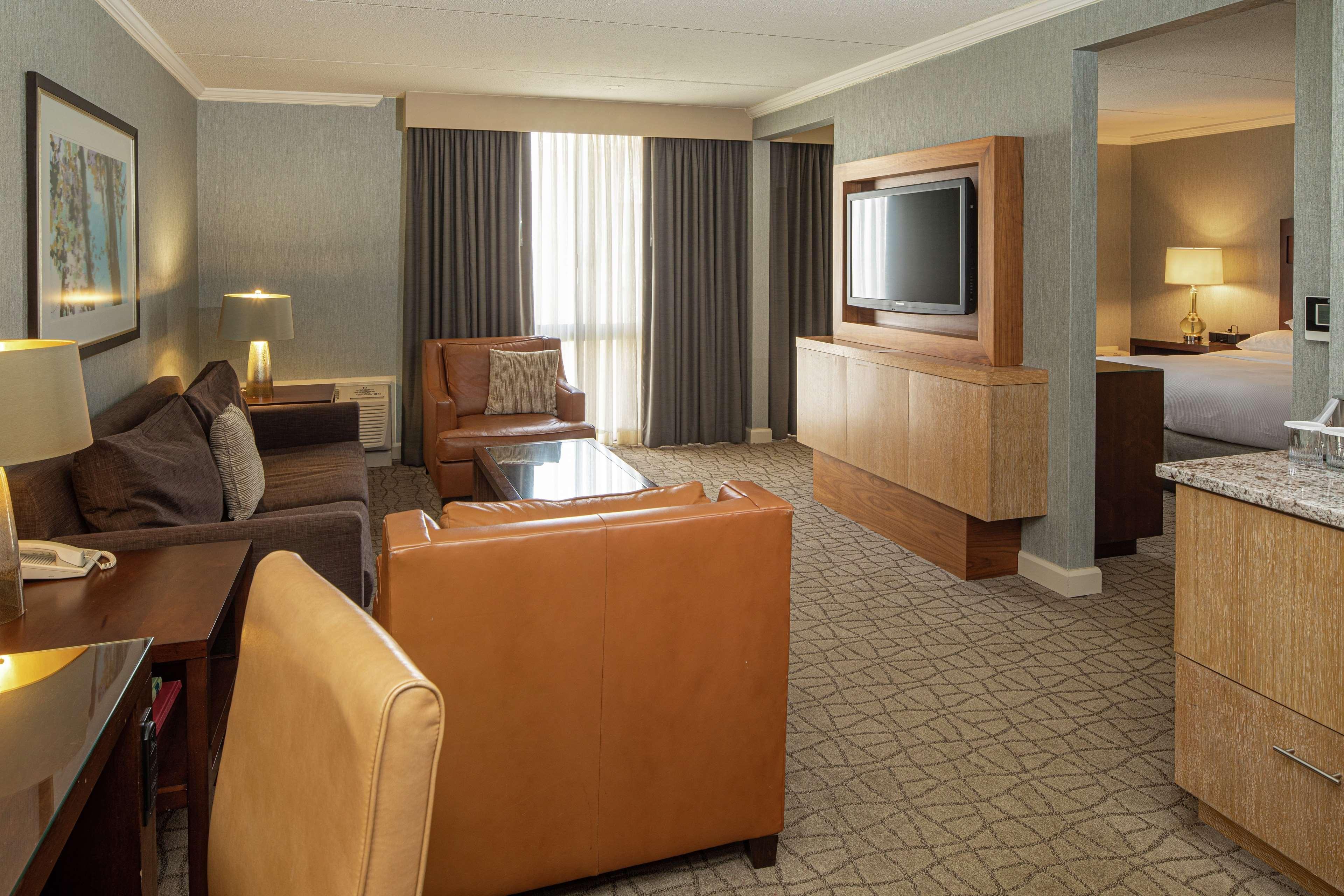 Doubletree By Hilton Pittsburgh-Green Tree Crafton Exterior photo