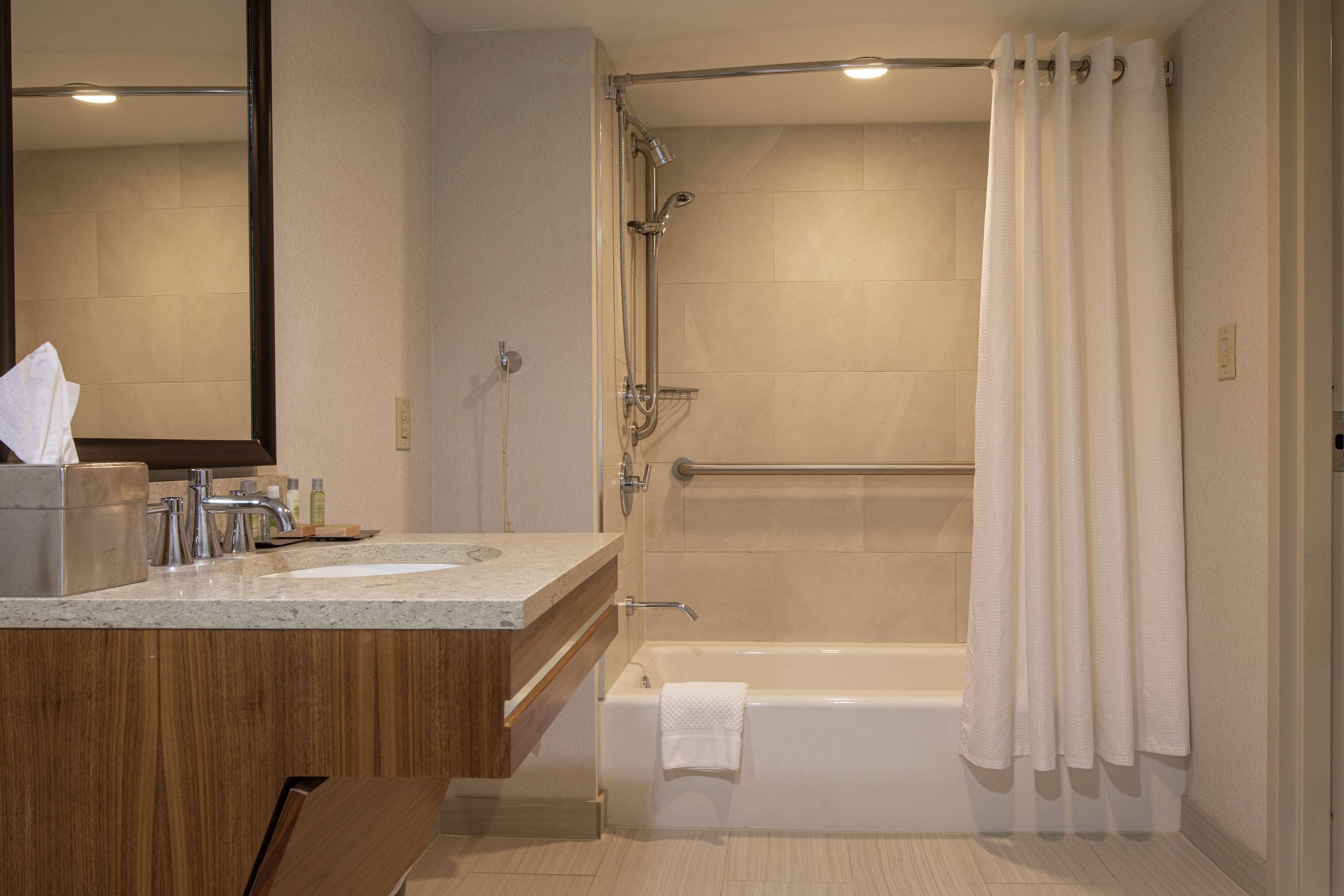 Doubletree By Hilton Pittsburgh-Green Tree Crafton Exterior photo