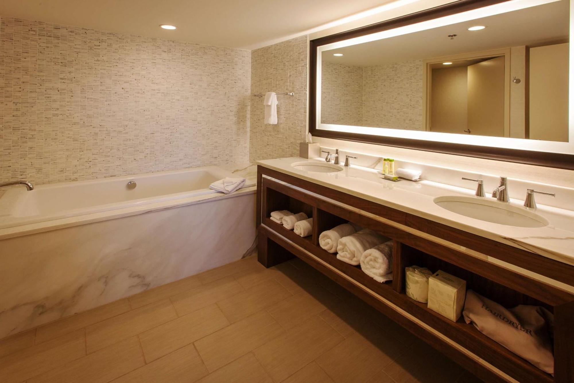 Doubletree By Hilton Pittsburgh-Green Tree Crafton Exterior photo