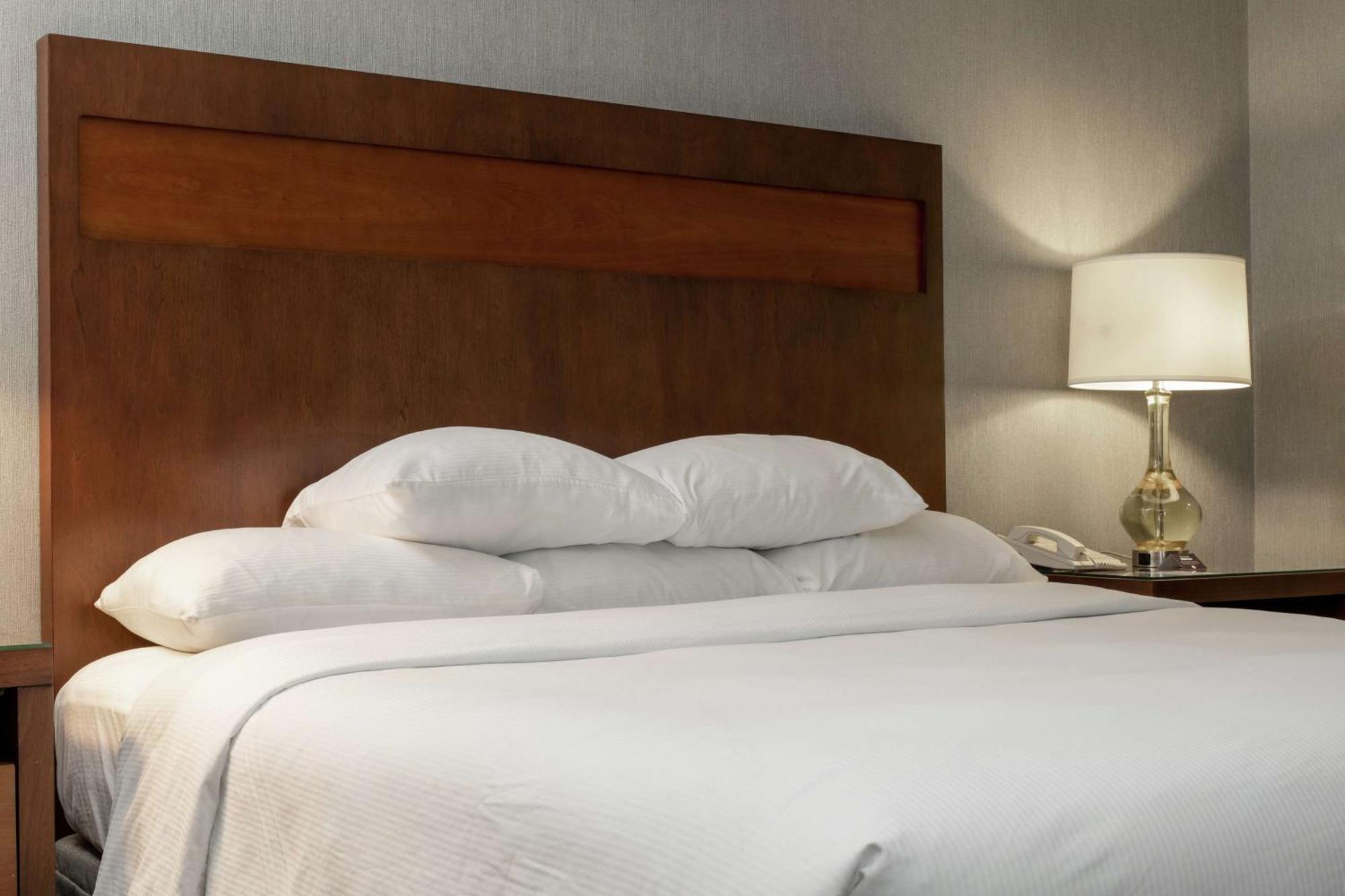 Doubletree By Hilton Pittsburgh-Green Tree Crafton Exterior photo
