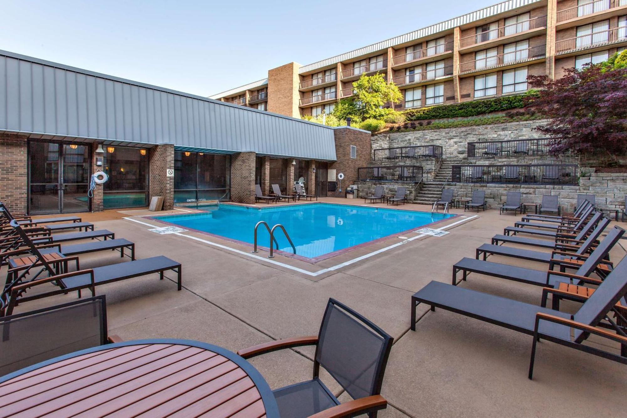 Doubletree By Hilton Pittsburgh-Green Tree Crafton Exterior photo