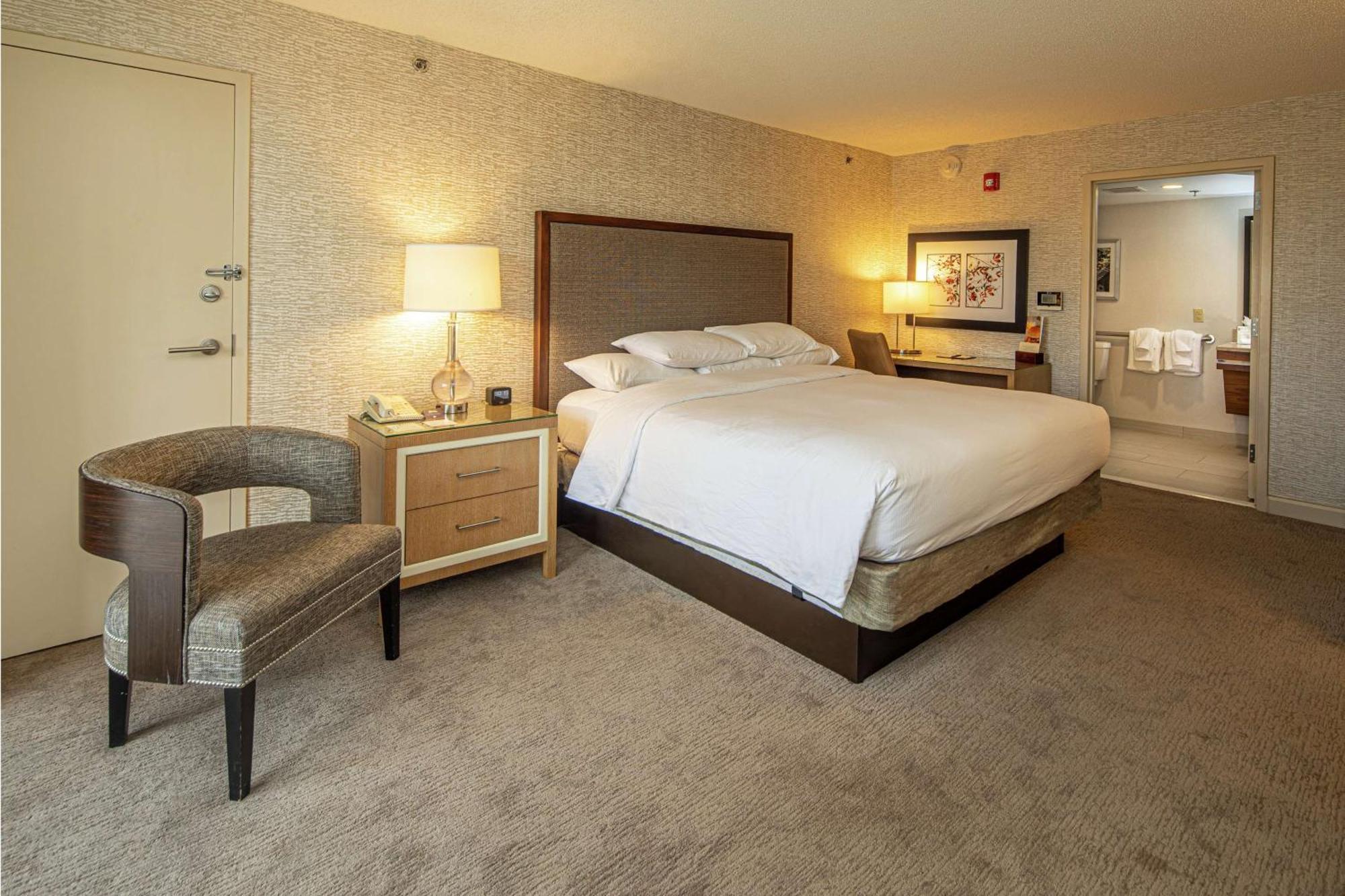 Doubletree By Hilton Pittsburgh-Green Tree Crafton Exterior photo