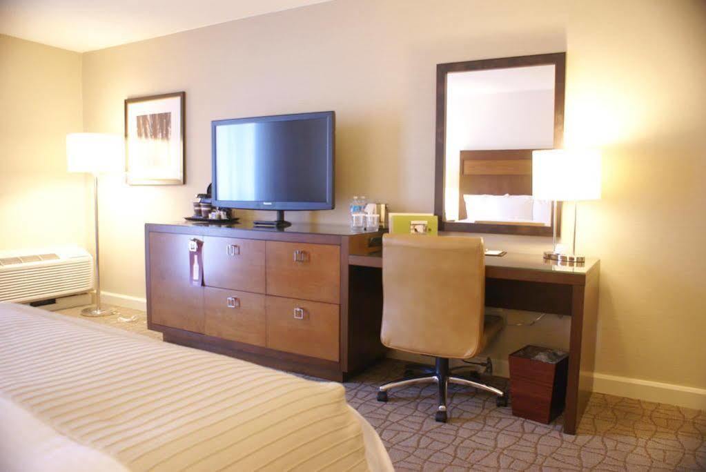 Doubletree By Hilton Pittsburgh-Green Tree Crafton Exterior photo